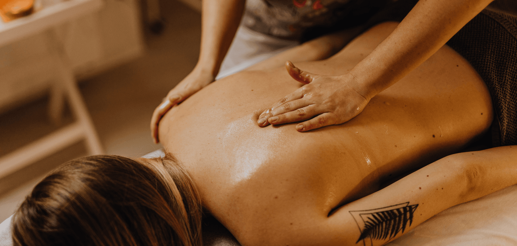 Massage du dos à l’huile pendant un soin Abhyanga